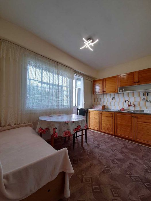 Дава се под наем Едностаен апартамент в Бургас, Изгрев - 49 кв.м за 153 € - Снимка #1