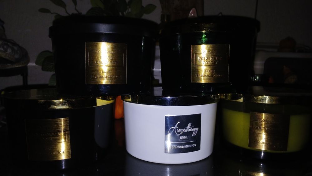 Lumânare parfumată Premium – 3 fitiluri (Recipient elegant din sticlă neagră)
