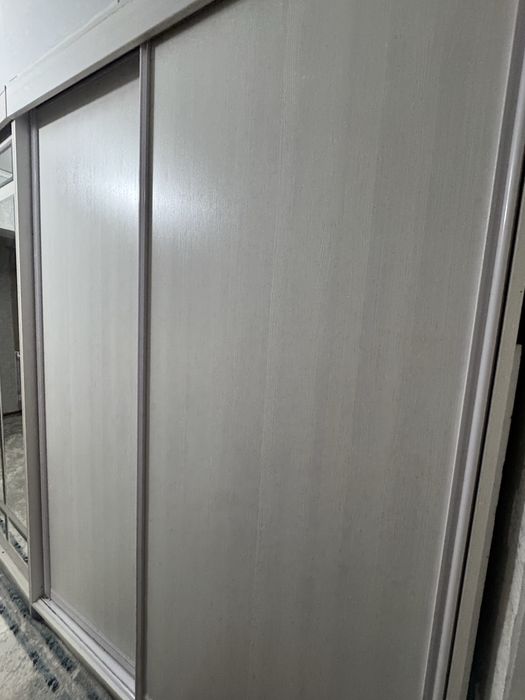 Продам белый  Шкаф-купе