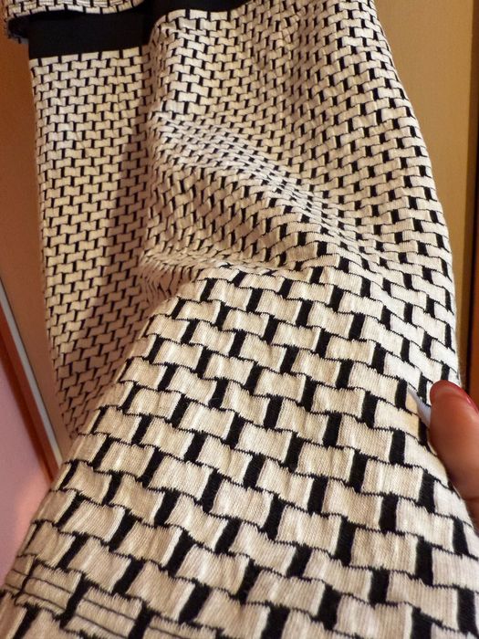 Рокля по тялото в черно и бяло