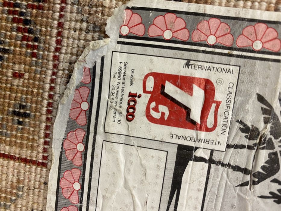 Голям персийски килим изтъкан от вълна