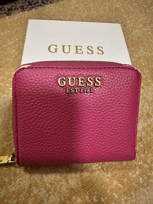 Дамско розово малко портмоне Guess