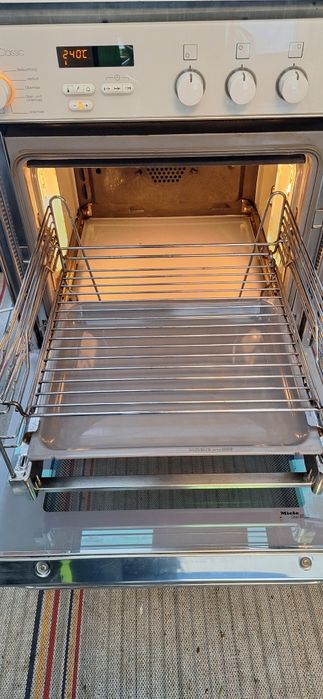 Фурна за вграждане с керамични котлони Miele