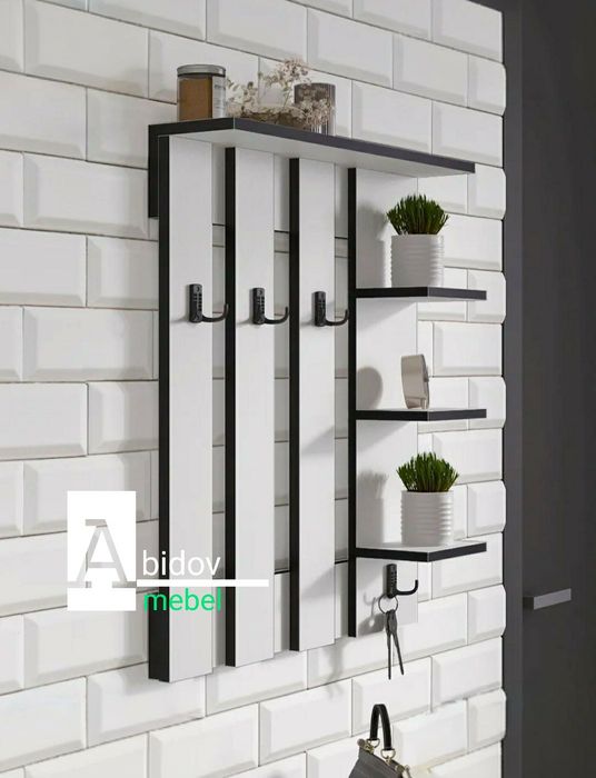 Современная настенная вешалка с полками.