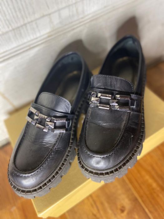 Школьные туфли.