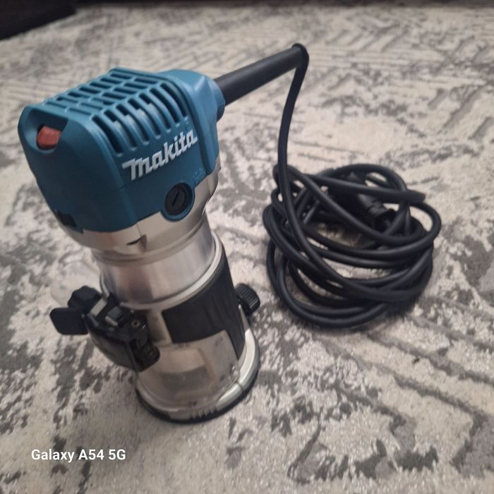 Фрезер Makita RT0700C — Мощный, Точный, Как Новый!"
