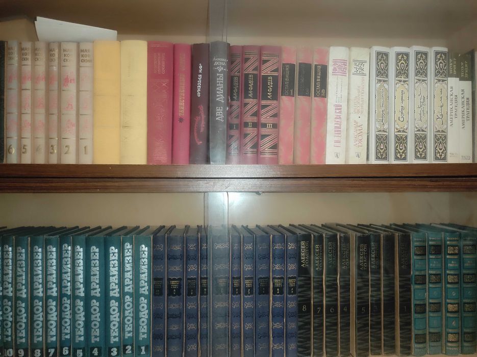 Продаются книги с полками