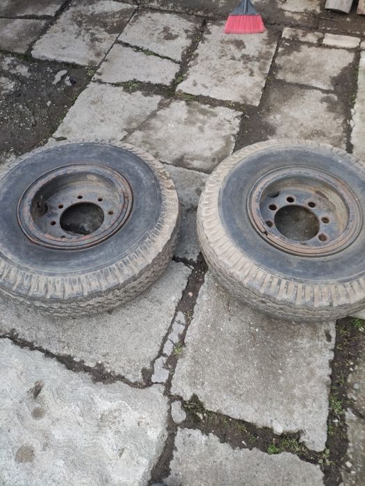 Vând 4 cauciucuri trailer 8.25- 15