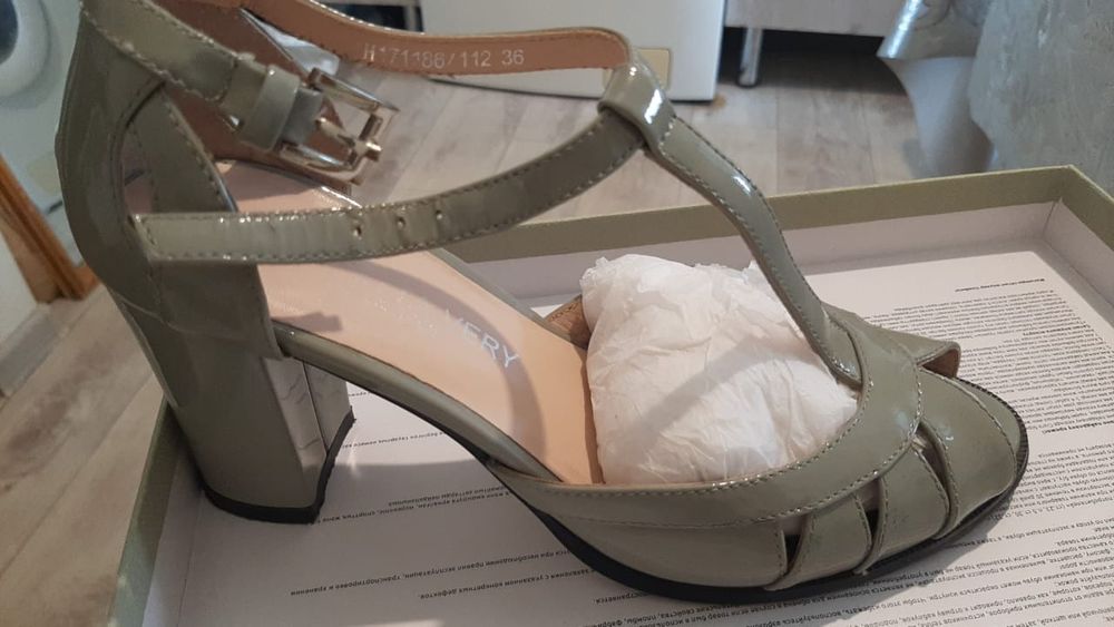 Продам босоножки