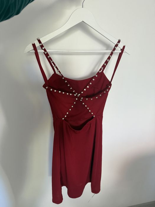 Rochie mini rosie cu bretele in x si accesorii metalice