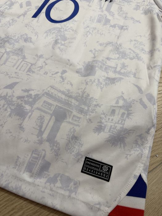 Tricou de fotbal  Nike Franta nationala Kylian Mbappe 10 marime M nou