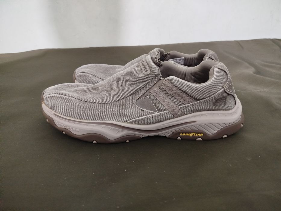 Продам кожаные кроссовки.