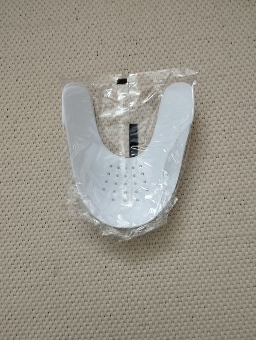 Vând sneaker shields
