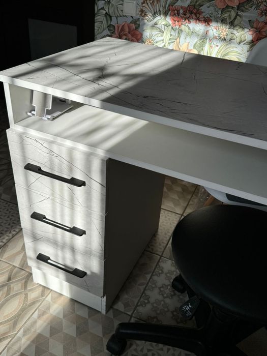 маникюрный стол новый