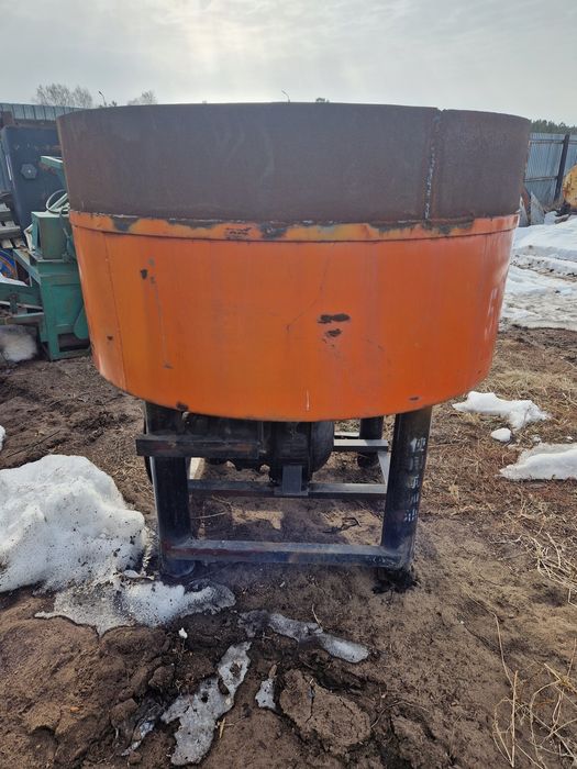 Бетоносмеситель с подпрессовкой.