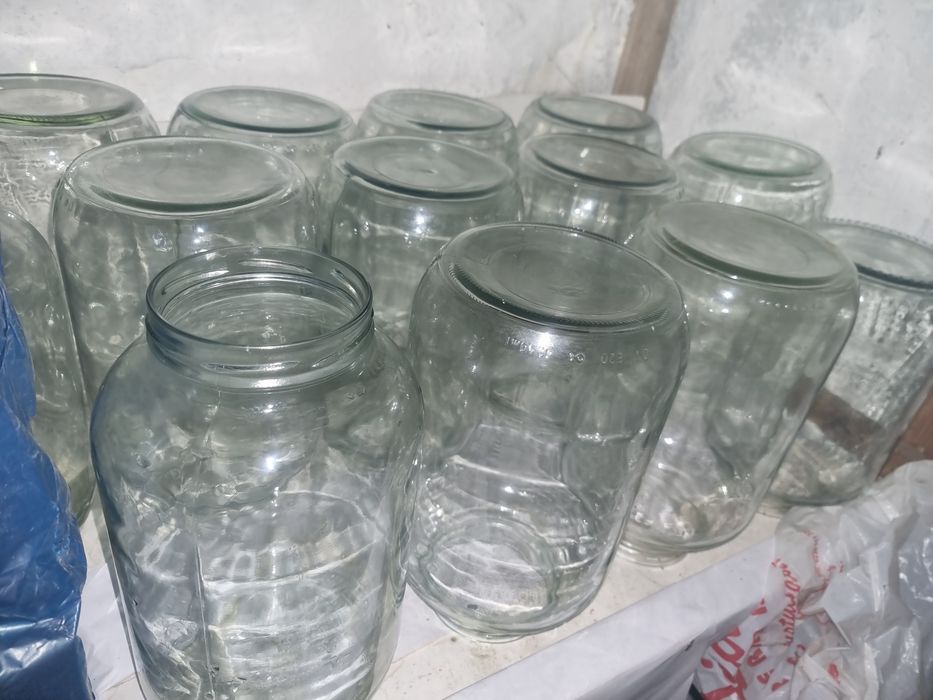 Vind 13 borcane de 5kg curate cu capace noi