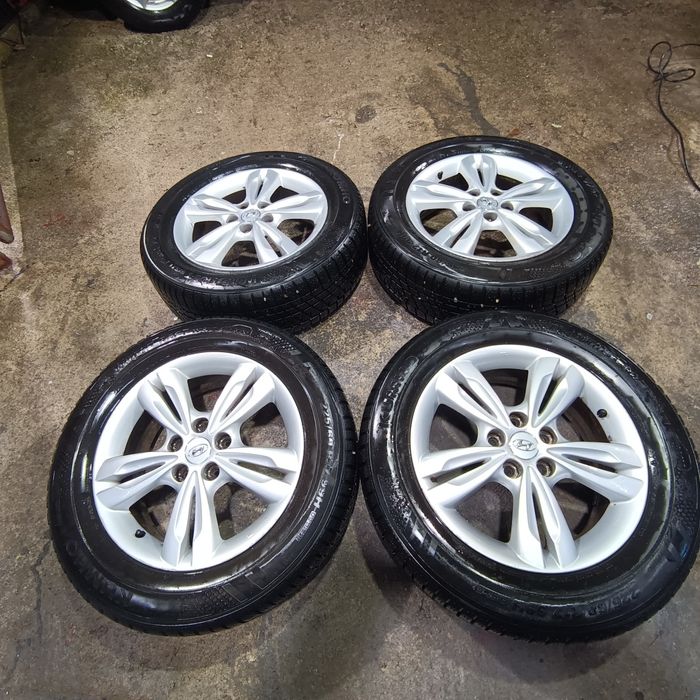 Хюндай ИХ 35 оригинални джанти 17 цола със зимни  гуми