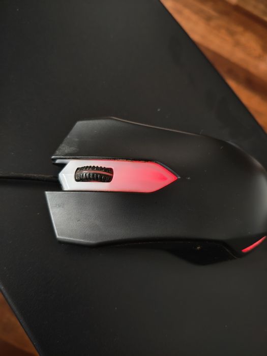 PC de gaming ASUS cu mouse și tastatură