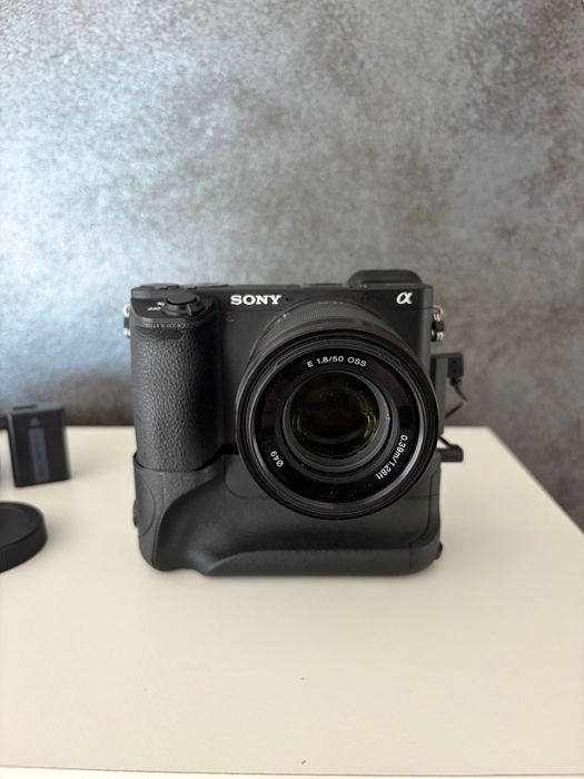 Sony a6500 + sony 50 mm f1.8 комплект с 3 батерии и грип