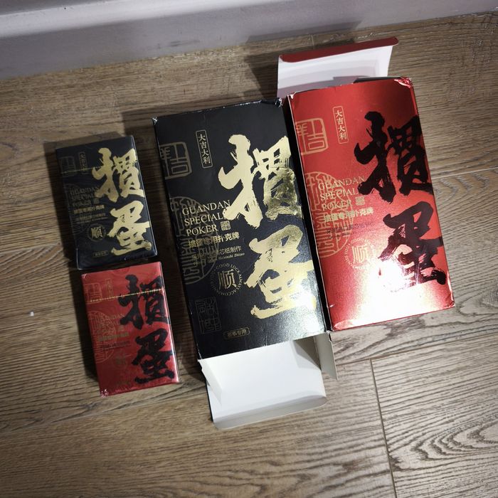 Карты игральные пластиковые и картонные