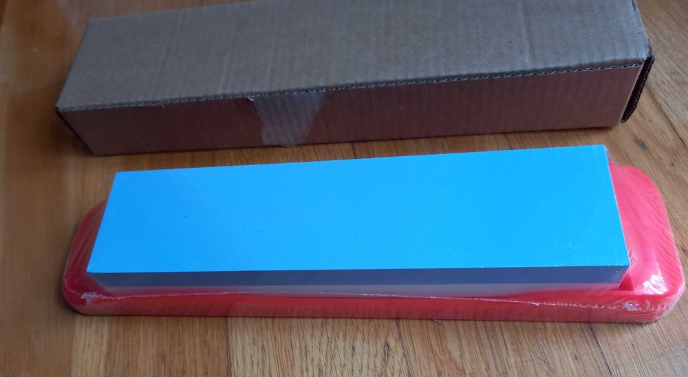 Piatra de ascutit cu doua granulatii.