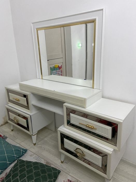 Комод в спальню с зеркалом