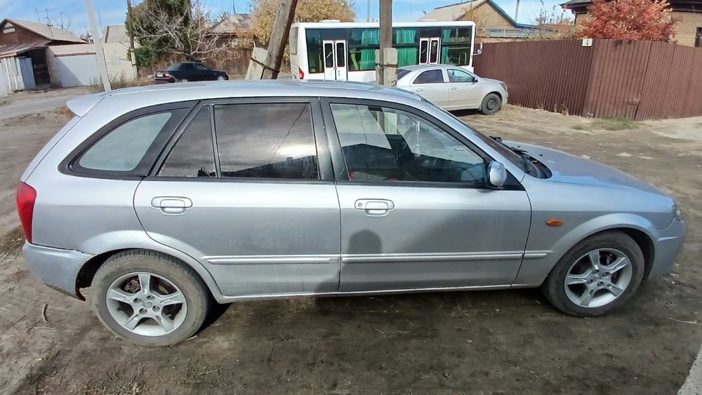 Продам машину Мазда 323