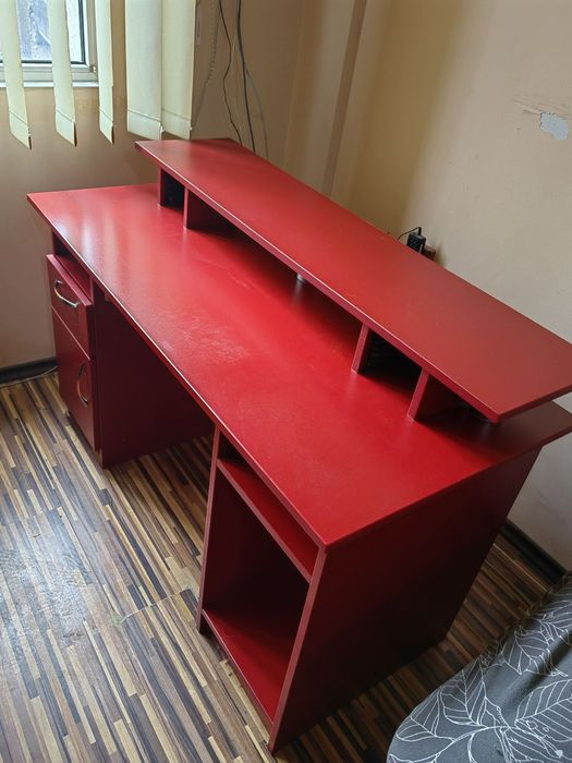 Луксозно бюро правено по поръчка от Мебели лукс.