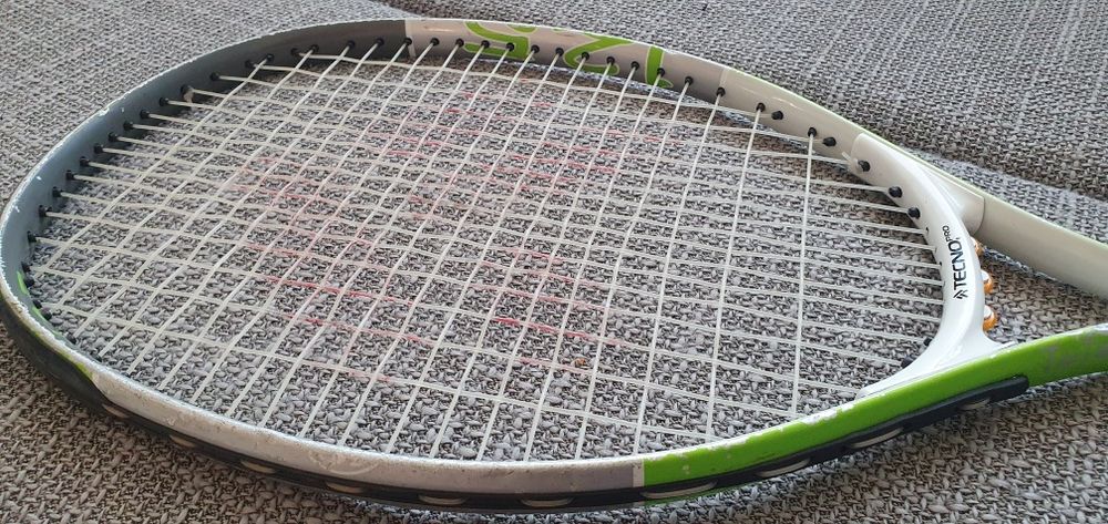 Три броя тенис ракети
