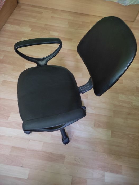 Продавам кожен стол за бюро. Ползван е много малко няма забележки.