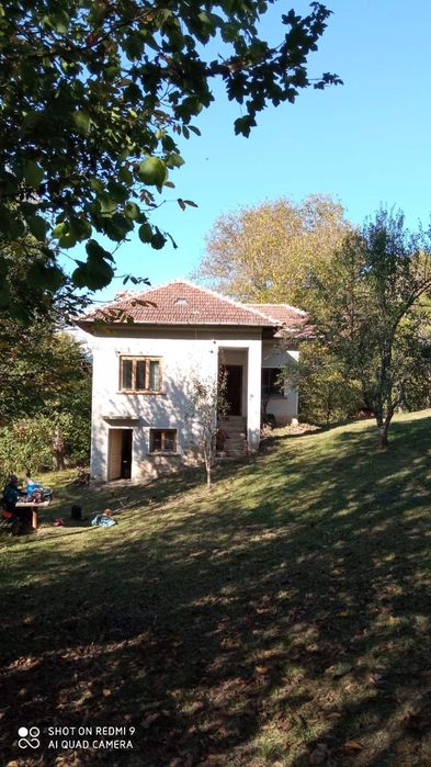 Къща с двор  спокойно място в полите на Стара планина