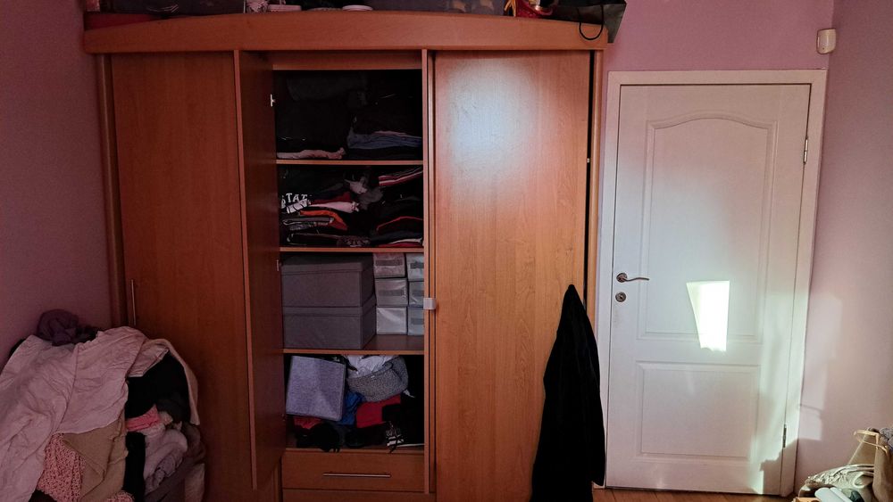 Спалня с нощни шкафчета, гардероб и библиотека