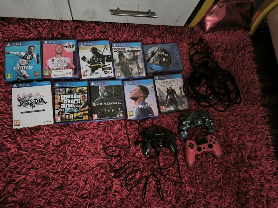 PS4 + 3 controller+10 jocuri și toate cablurile