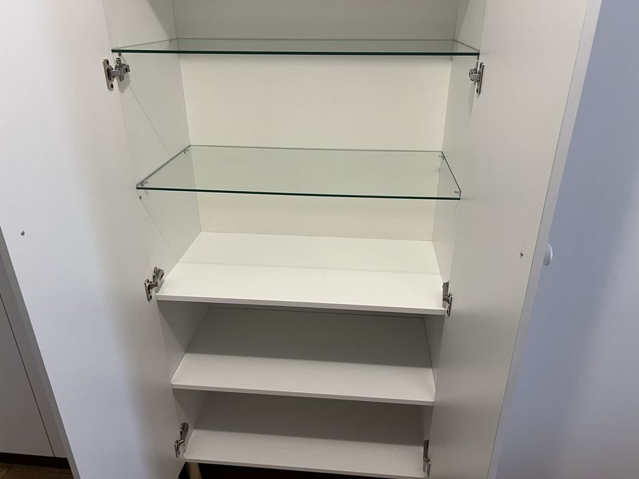 Продам шкафы и полки из аптеки