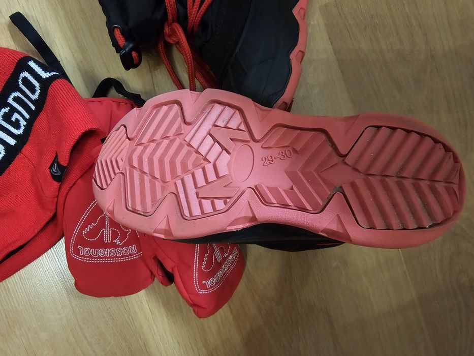 Комплект шапка с ръкавици и ботушки