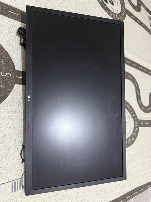 Монитор LG  с кронштейном