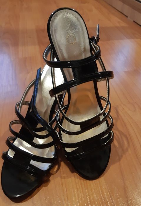 Sandale noi, cu toc