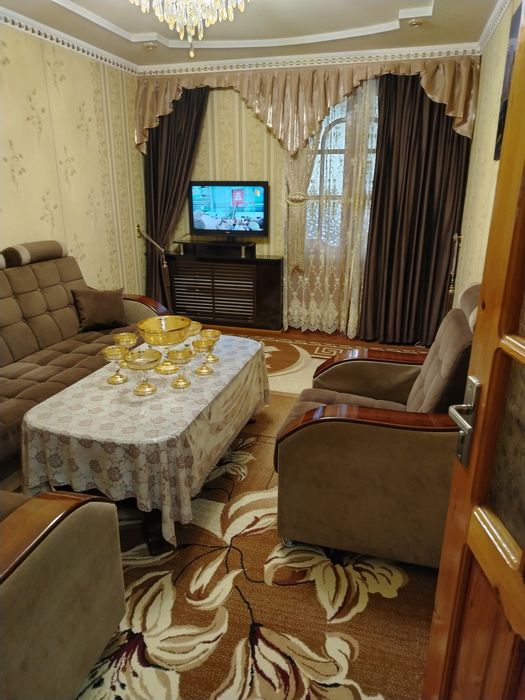 Uy  sotiladi srochna  Uchtepa 15 Kv  22 dom 5 etaj 40 kv