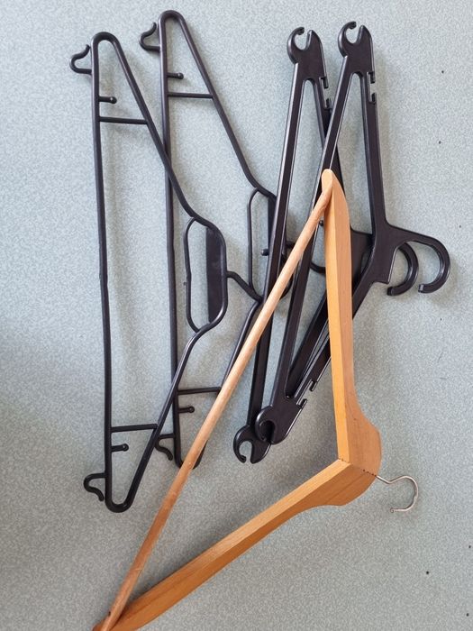 Продавам закачалки за дрехи