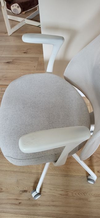Два бели офис стола от Икея/Ikea JÄRVFJÄLLET