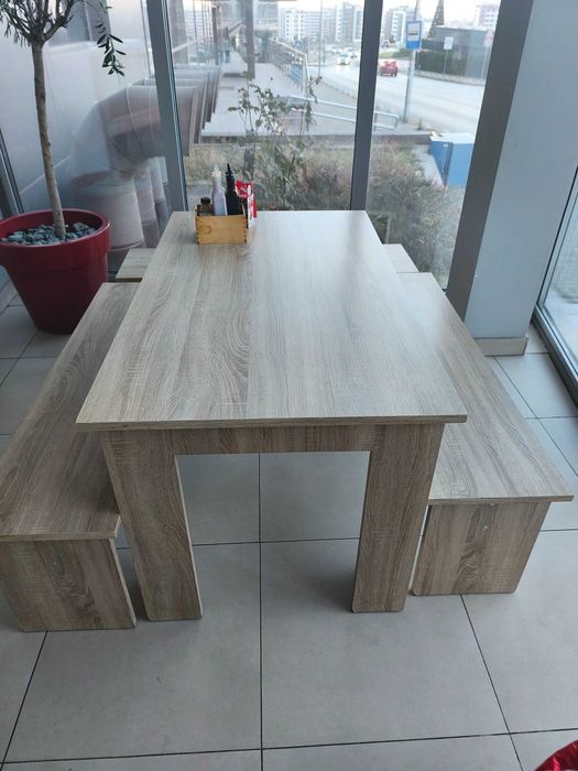 Дървена маса с две пейки