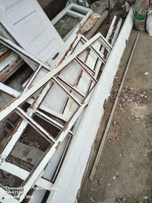 Деревянные рамы и дверь