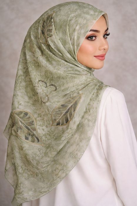 Женская одежда и платок.