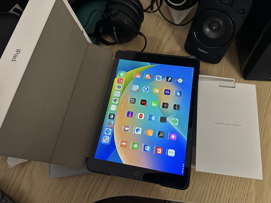 Apple iPad (9th Gen) 64GB Wi-Fi /full box, full protection