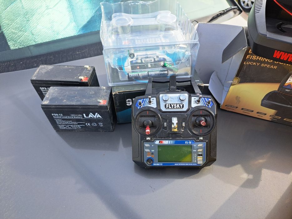 Лодка за захранка със сонар