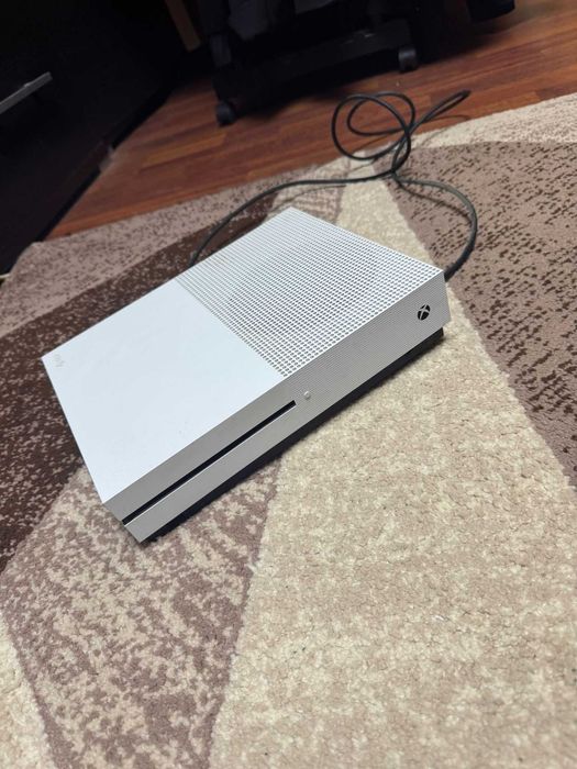 XBOX-ONE folosit 6 luni, maxim.