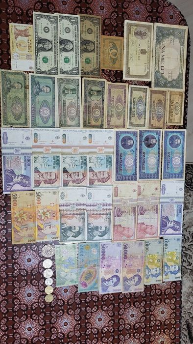 Vând colectie bancnote și monede vechi