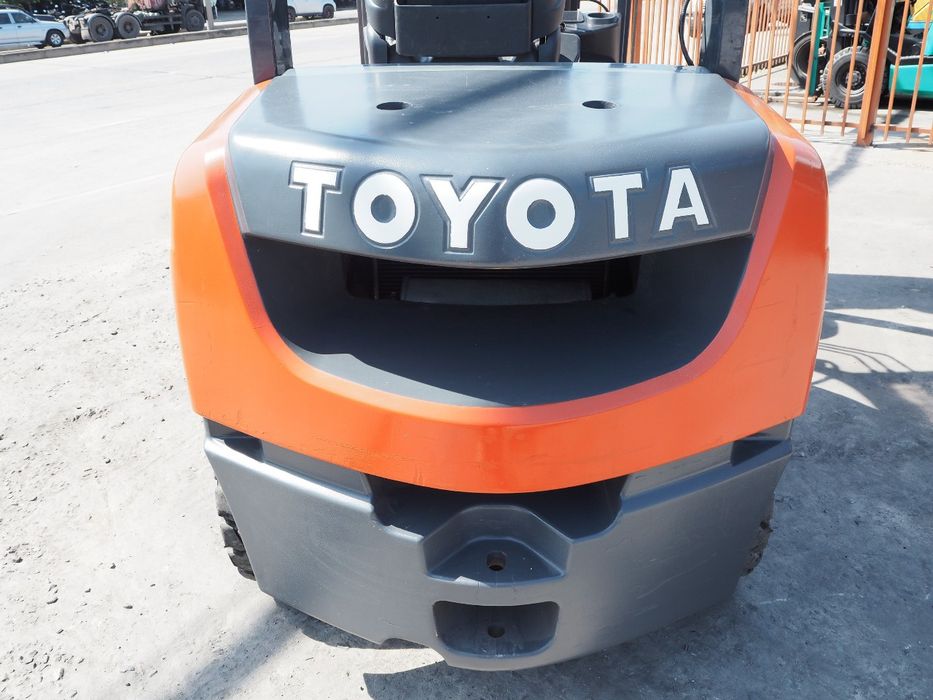 Вилочный погрузчик Toyota 8FD30, кара.