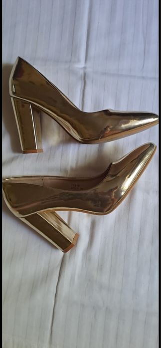 Pantofi aurii 39