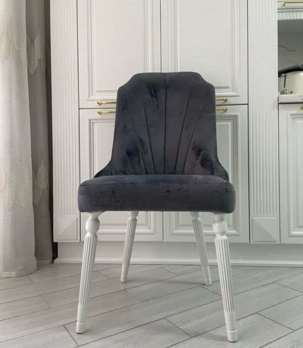 Стол и шесть стульев